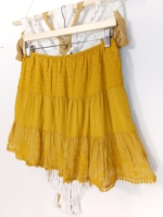 Mini falda Lúa boho chic con encaje y bordado en color mostaza