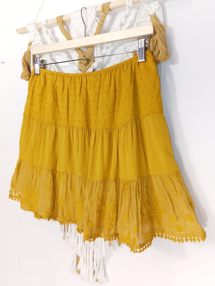 Mini falda Lúa boho chic con encaje y bordado en color mostaza