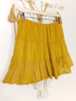 Mini falda Lúa boho chic con encaje y bordado en color mostaza