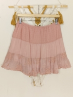 Mini falda Lúa boho chic con encaje y bordado en color rosa palo