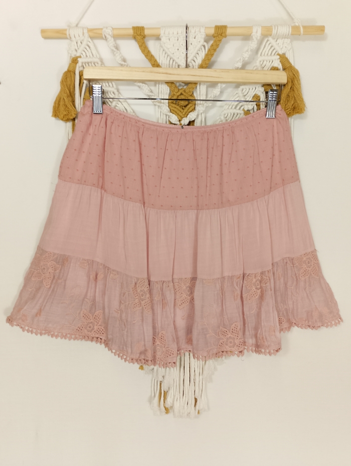 Mini falda Lúa boho chic con encaje y bordado en color rosa palo