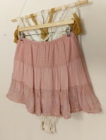 Mini falda Lúa boho chic con encaje y bordado en color rosa palo