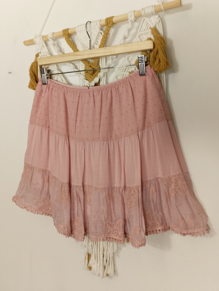 Mini falda Lúa boho chic con encaje y bordado en color rosa palo