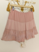 Mini falda Lúa boho chic con encaje y bordado en color rosa palo