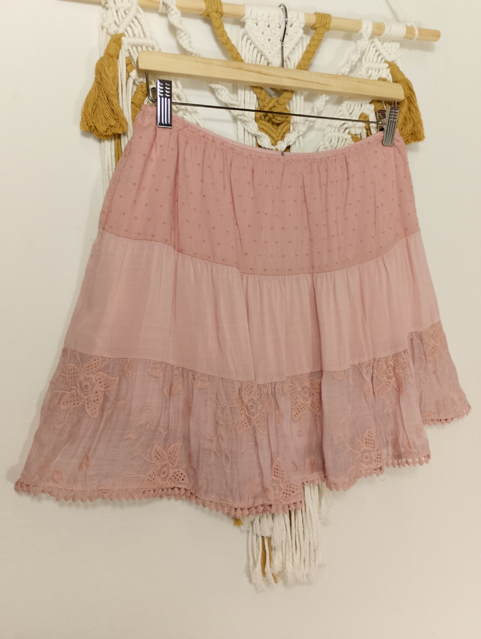 Mini falda Lúa boho chic con encaje y bordado en color rosa palo