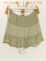 Mini falda Lúa boho chic con encaje y bordado en color verde salvia