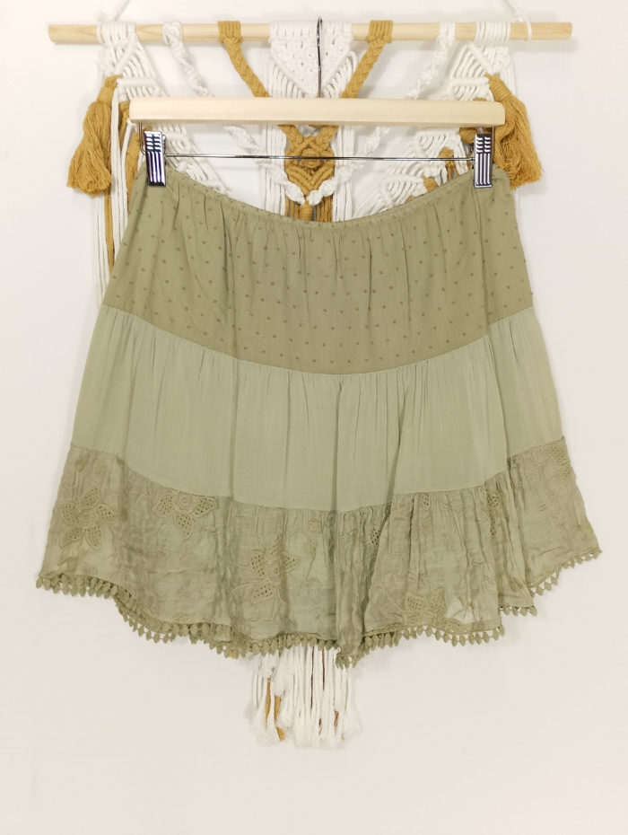 Mini falda Lúa boho chic con encaje y bordado en color verde salvia
