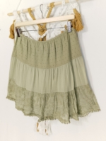 Mini falda Lúa boho chic con encaje y bordado en color verde salvia