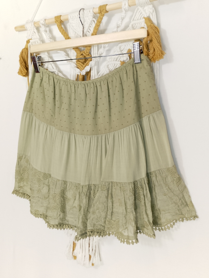 Mini falda Lúa boho chic con encaje y bordado en color verde salvia
