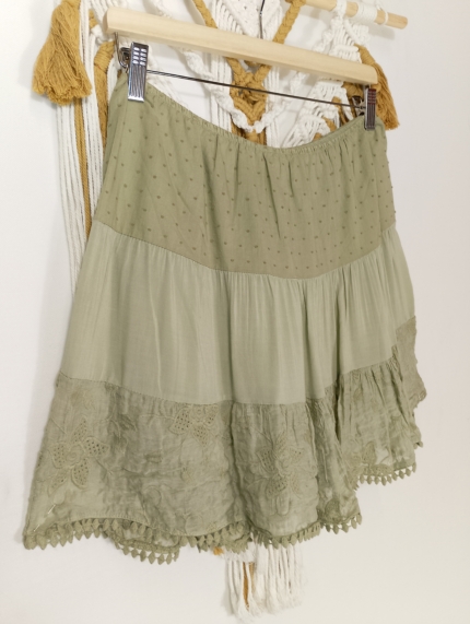 Mini falda Lúa boho chic con encaje y bordado en color verde salvia