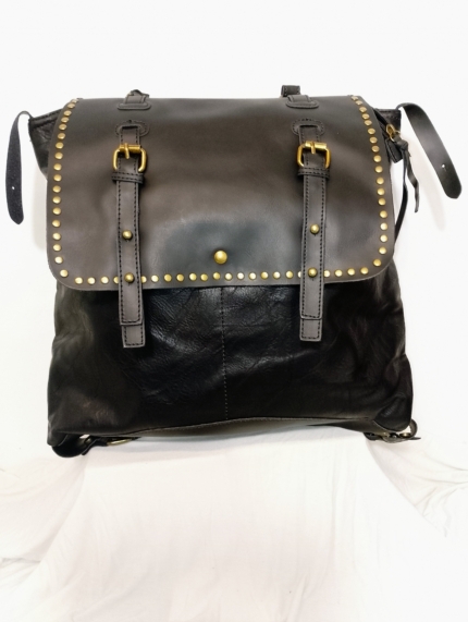 Mochila de Polipiel Arwen negra con tachuelas doradas y solapa doble – La Gata Voladora