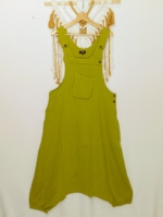 Peto Coline de algodón color mostaza con tirantes ajustables y bolsillos