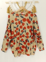 Jersey beige Boho Cherry – prenda bohemia femenina con cerezas rojas - La Gata Voladora