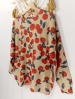 Jersey beige Boho Cherry – prenda bohemia femenina con cerezas rojas - La Gata Voladora