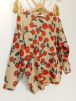 Jersey beige Boho Cherry – prenda bohemia femenina con cerezas rojas - La Gata Voladora