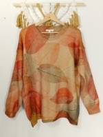 Jersey boho beige con hojas cálidas – moda bohemia natural y otoñal - La Gata Voladora