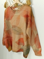 Jersey boho beige con hojas cálidas – moda bohemia natural y otoñal - La Gata Voladora