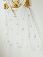 Blusa bordada algodón boho blanca con flores – Blusa Bordada Flor de Algodón estilo natural y artesanal en tallas M, L, XL y XXL