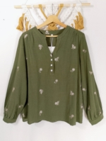 Blusa bordada de algodón verde oliva con flores – Blusa Bordada Oliva estilo bohemio natural