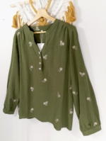 Blusa bordada de algodón verde oliva con flores – Blusa Bordada Oliva estilo bohemio natural
