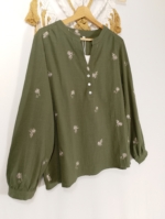 Blusa bordada de algodón verde oliva con flores – Blusa Bordada Oliva estilo bohemio natural