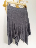 Falda asimétrica gris Coline con cintura elástica y diseño fluido estilo boho