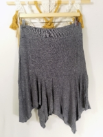 Falda asimétrica gris Coline con cintura elástica y diseño fluido estilo boho