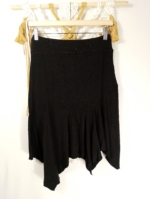 Falda asimétrica negra Coline con cintura elástica y caída irregular estilo boho