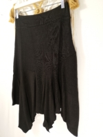 Falda asimétrica negra Coline con cintura elástica y caída irregular estilo boho