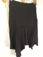 Falda asimétrica negra Coline con cintura elástica y caída irregular estilo boho