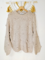 jersey estilo boho Gaia beige con pompones tejidos y estilo bohemio natural - La Gata Voladora - Laujar De Andarax