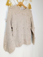jersey estilo boho Gaia beige con pompones tejidos y estilo bohemio natural - La Gata Voladora - Laujar De Andarax