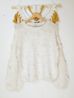 jersey estilo boho Gaia blanco con pompones tejidos y estilo bohemio natural - La Gata Voladora - Laujar De Andarax