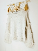 jersey estilo boho Gaia blanco con pompones tejidos y estilo bohemio natural - La Gata Voladora - Laujar De Andarax