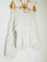 jersey estilo boho Gaia blanco con pompones tejidos y estilo bohemio natural - La Gata Voladora - Laujar De Andarax