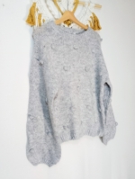 jersey estilo boho Gaia gris con pompones tejidos y estilo bohemio natural - La Gata Voladora - Laujar De Andarax