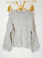 jersey estilo boho Gaia gris con pompones tejidos y estilo bohemio natural - La Gata Voladora - Laujar De Andarax