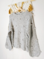 jersey estilo boho Gaia gris con pompones tejidos y estilo bohemio natural - La Gata Voladora - Laujar De Andarax