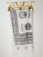 Pañuelo india Coline color blanco con motivos étnicos estilo boho artesanal - La Gata Voladora