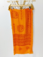 Pañuelo india Coline color naranja con estampado étnico y tejido de viscosa ligera - La Gata Voladora