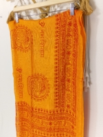 Pañuelo india Coline color naranja con estampado étnico y tejido de viscosa ligera - La Gata Voladora