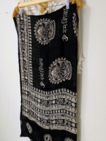 Pañuelo india Coline color negro con diseño étnico boho inspirado en la India- La Gata Voladora