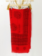 Pañuelo india Coline color rojo con estampado étnico hindú en tejido de viscosa suave - La Gata Voladora