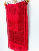 Pañuelo india Coline color rojo con estampado étnico hindú en tejido de viscosa suave - La Gata Voladora