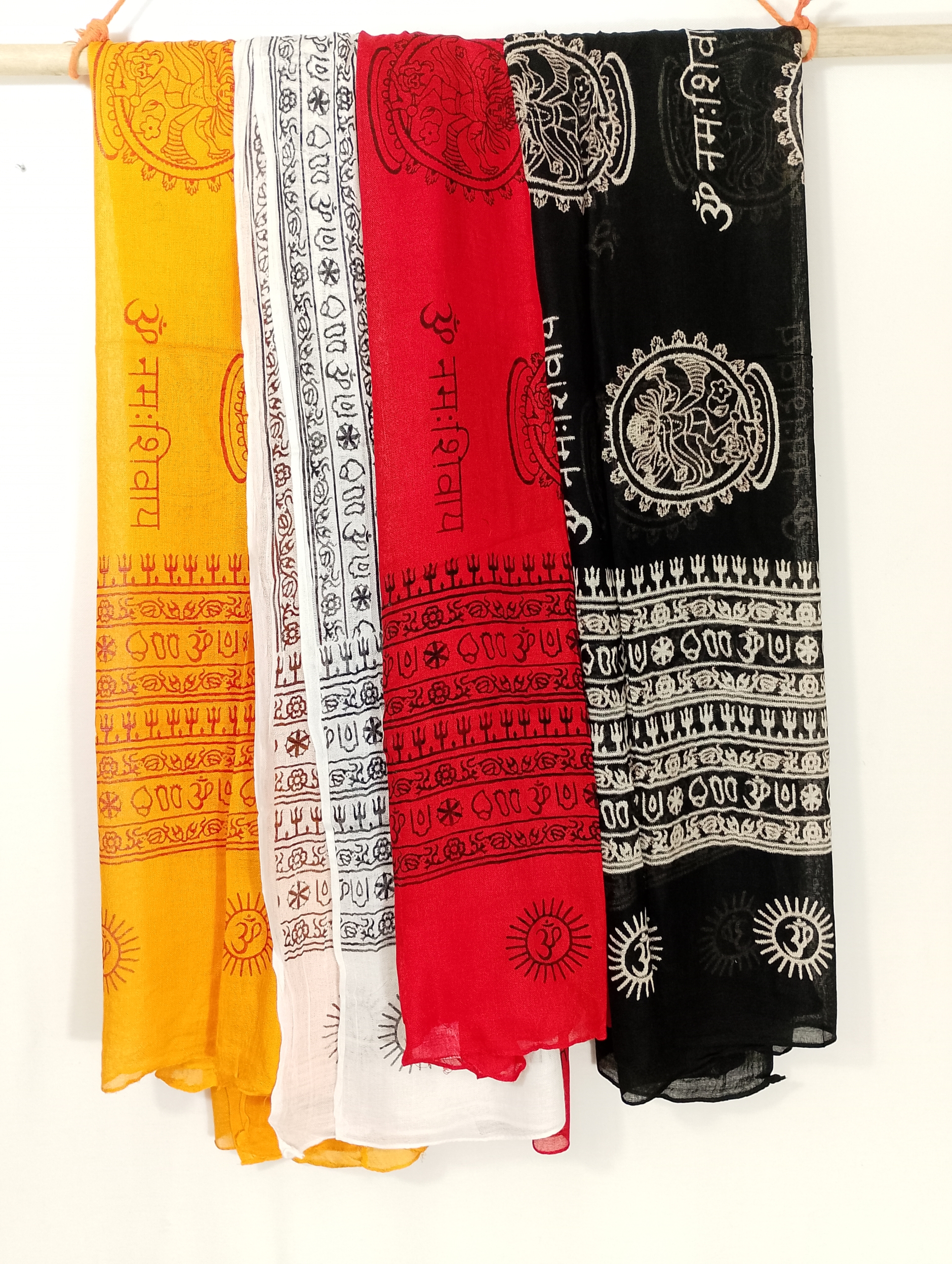 pañuelos-india-coline-colores (1) Pañuelos india Coline en colores blanco, negro, rojo y naranja con estampado étnico boho - La Gata Voladora