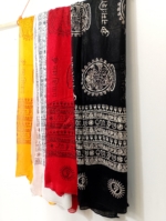 Pañuelos india Coline en colores blanco, negro, rojo y naranja con estampado étnico boho - La Gata Voladora