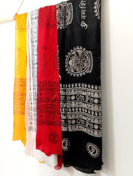 Pañuelos india Coline en colores blanco, negro, rojo y naranja con estampado étnico boho - La Gata Voladora