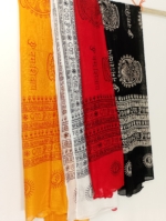 Pañuelos india Coline en colores blanco, negro, rojo y naranja con estampado étnico boho - La Gata Voladora