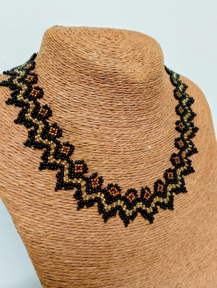 collar boho noche ancestral negro dorado artesanal estilo bohemio La Gata Voladora Alpujarra Almería