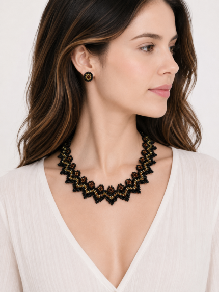 collar boho noche ancestral negro dorado artesanal estilo bohemio La Gata Voladora Alpujarra Almería